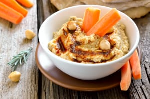 Hummus and carrots as a healthy snack