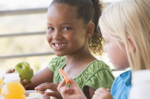 Kids eating healthy lunch 